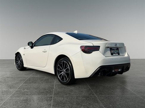 Used 2017 Toyota 86 RWD image 3