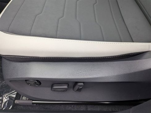 New 2026 Volkswagen Taos SE image 14