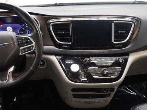 Used 2019 Chrysler Pacifica Touring-L Plus FWD image 13