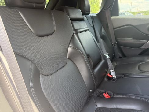 Used 2019 Jeep Cherokee Limited AWD/4WD image 11