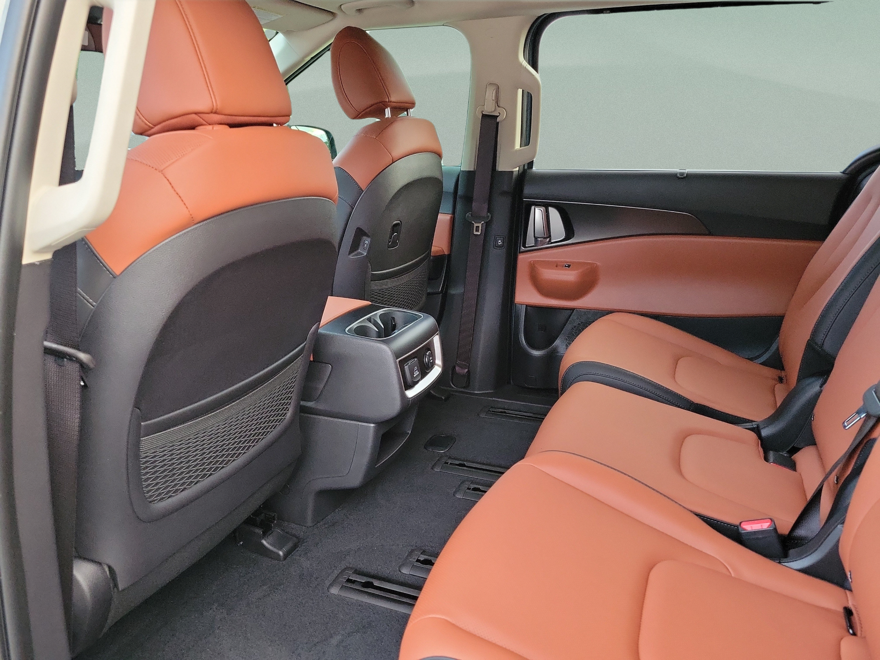New 2027 Kia Carnival SX w/ Dark Edition Package FWD image 9