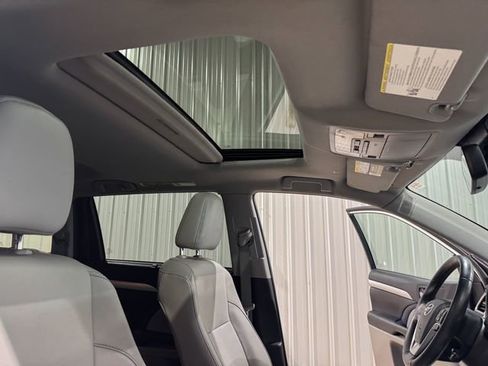 Used 2019 Toyota Highlander XLE image 28