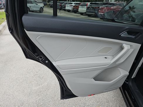 Used 2023 Volkswagen Tiguan SE R-Line image 10