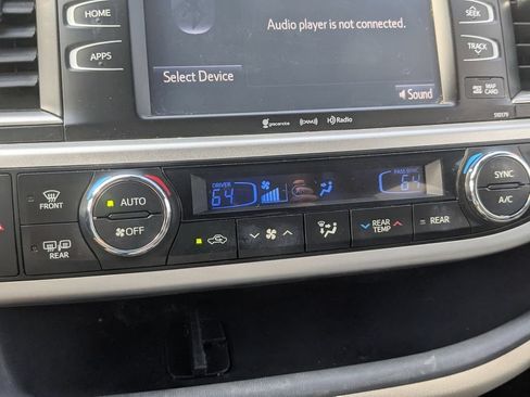 Used 2018 Toyota Highlander XLE w/ Carpet Mat Package (TMS) AWD/4WD image 22
