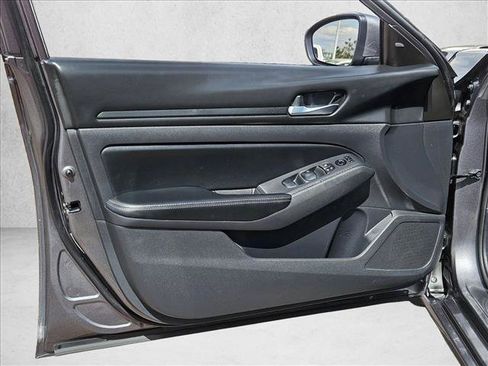 Used 2024 Nissan Altima 2.5 SV w/ SV Premium Package FWD image 10
