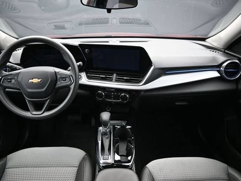 Used 2025 Chevrolet Trax LT FWD image 16