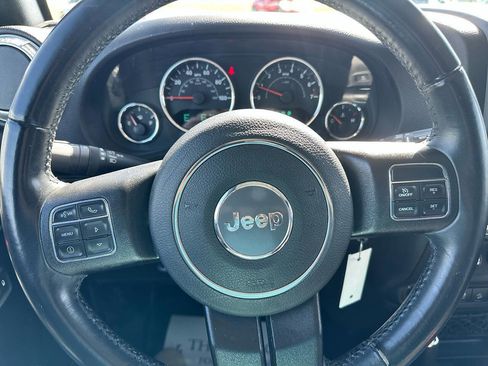 Used 2018 Jeep Wrangler Unlimited Rubicon w/ Cold Weather Group AWD/4WD image 11