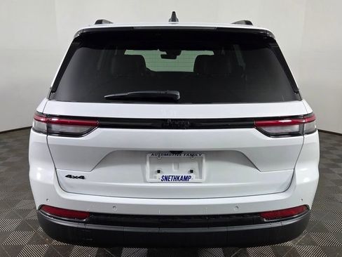 New 2025 Jeep Grand Cherokee Altitude image 6