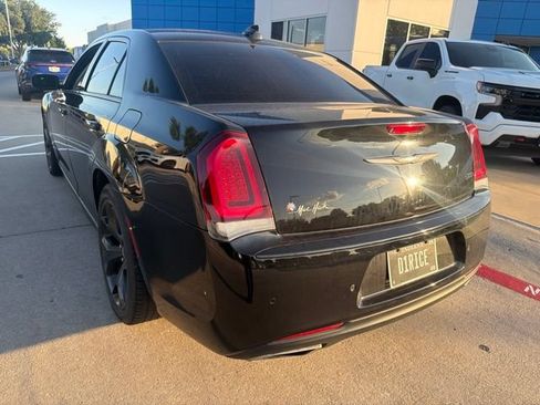 Used 2022 Chrysler 300 Touring L RWD image 7