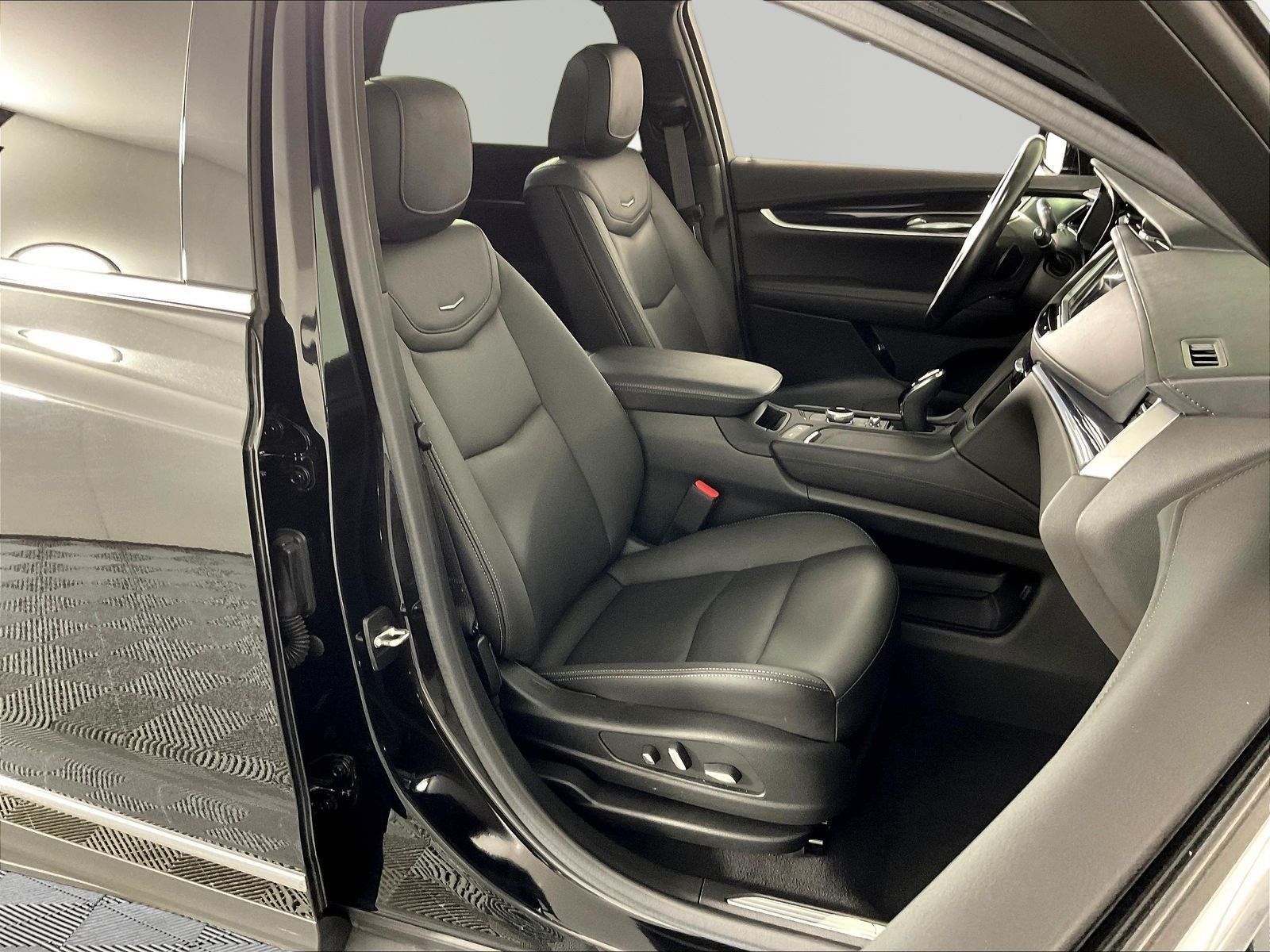 Certified 2024 Cadillac XT5 Premium Luxury FWD image 29