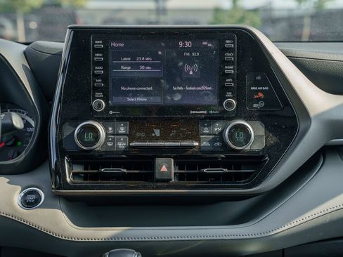 Used 2022 Toyota Highlander LE FWD image 35