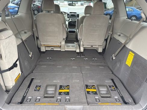 Used 2011 Toyota Sienna LE image 10