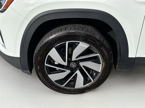 Used 2025 Volkswagen Atlas SE image 32