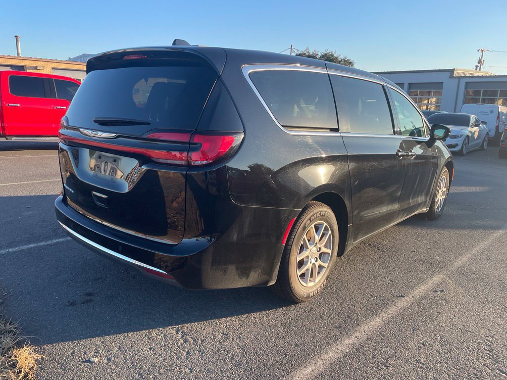 Used 2025 Chrysler Pacifica Select FWD image 4