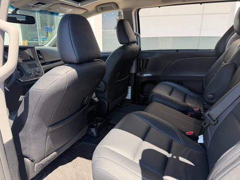 Used 2017 Toyota Sienna SE FWD image 18