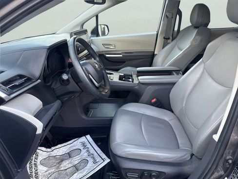 Used 2022 Toyota Sienna XLE image 18
