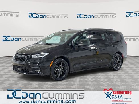 Used 2025 Chrysler Pacifica Limited FWD image 1