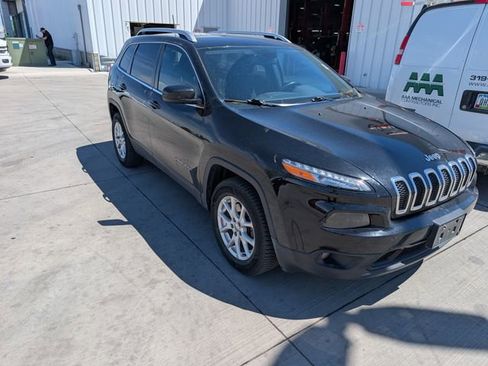 Used 2017 Jeep Cherokee Latitude w/ Cold Weather Group AWD/4WD image 6