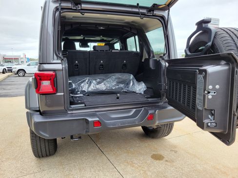 Used 2025 Jeep Wrangler Unlimited Sahara AWD/4WD image 20