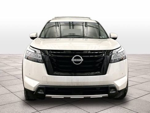 Used 2023 Nissan Pathfinder SL w/ Black Appearance Package AWD/4WD image 3