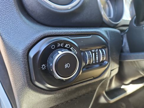 Used 2018 Jeep Wrangler Unlimited Sahara image 22