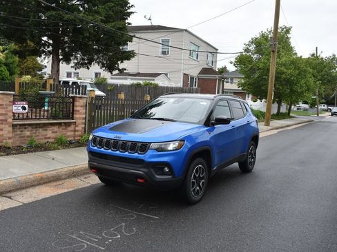 Used 2025 Jeep Compass Trailhawk AWD/4WD image 3