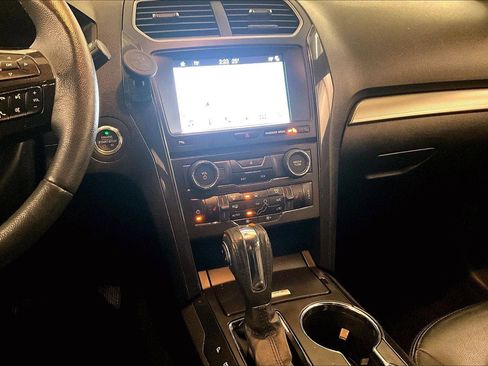 Used 2018 Ford Explorer XLT w/ Equipment Group 202A image 7