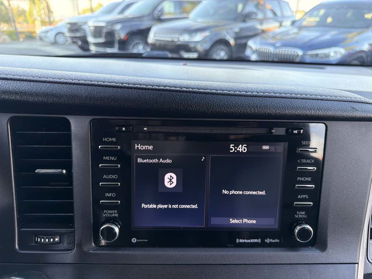 Used 2018 Toyota Sienna SE FWD image 24