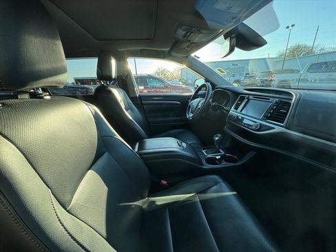 Used 2018 Toyota Highlander Limited image 3