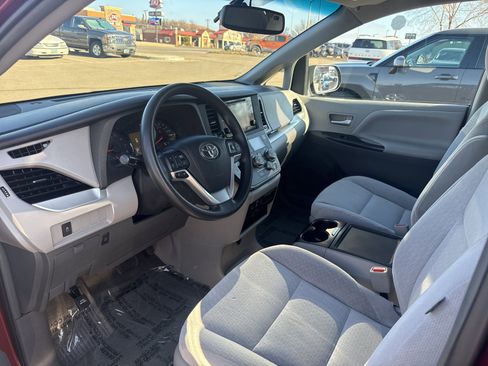 Used 2015 Toyota Sienna LE image 7