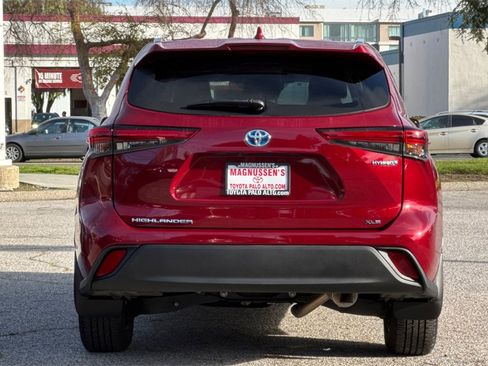 Certified 2021 Toyota Highlander XLE image 4