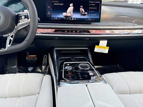 New 2026 BMW 750e xDrive image 19