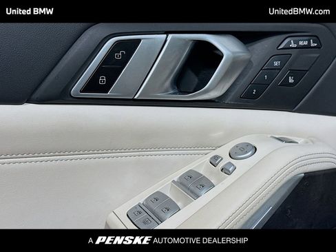 Used 2023 BMW X7 xDrive40i w/ Premium Package image 3