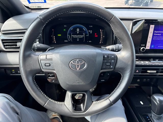 Used 2025 Toyota Camry SE FWD image 9