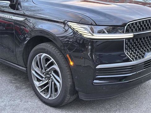 Used 2025 Lincoln Navigator L Reserve image 6