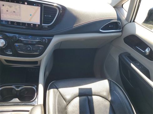 Used 2023 Chrysler Pacifica Limited image 29