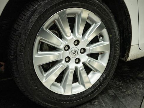 Used 2012 Toyota Sienna XLE image 3