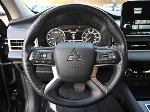 Used 2024 Mitsubishi Outlander AWD image 22