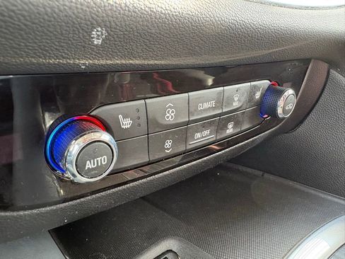 Used 2020 Buick Enclave Essence image 31