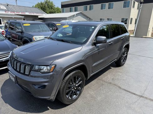 Used 2018 Jeep Grand Cherokee Altitude AWD/4WD image 2