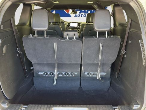 Used 2025 Chrysler Pacifica Select FWD image 11