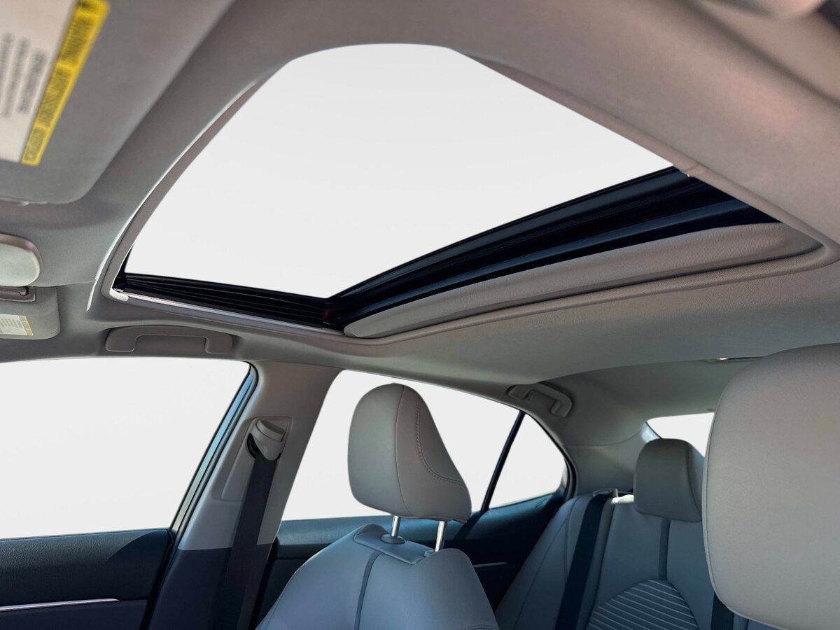 Used 2018 Toyota Camry SE w/ Moonroof Package FWD image 16