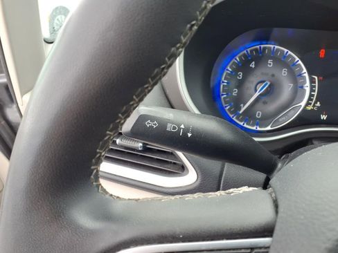 Used 2022 Chrysler Pacifica Touring-L image 18