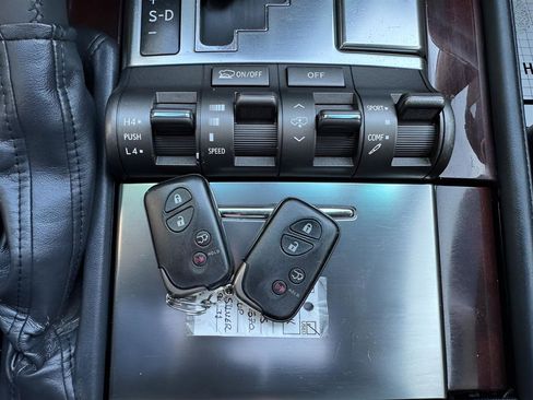 Used 2011 Lexus LX 570 4WD w/ Luxury Pkg image 30