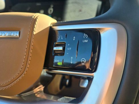Used 2025 Land Rover Range Rover SE image 32