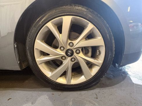 Used 2017 Hyundai Veloster FWD image 28