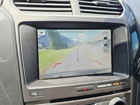 Used 2018 Ford Explorer XLT w/ XLT Appearance Package AWD/4WD image 19