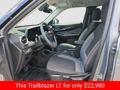 Used 2025 Chevrolet TrailBlazer LT AWD/4WD image 22