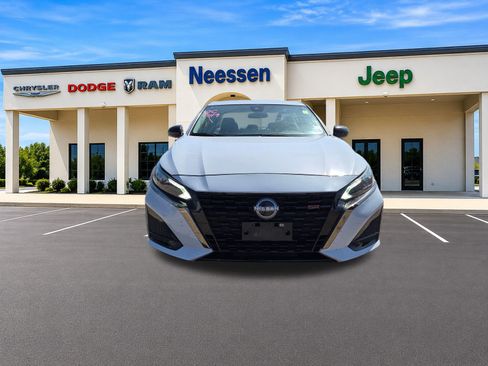 Used 2025 Nissan Altima 2.5 SR w/ SR Premium Package FWD image 2