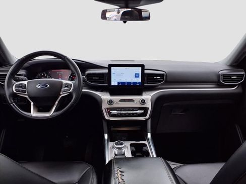 Used 2022 Ford Explorer XLT w/ Equipment Group 202A image 11